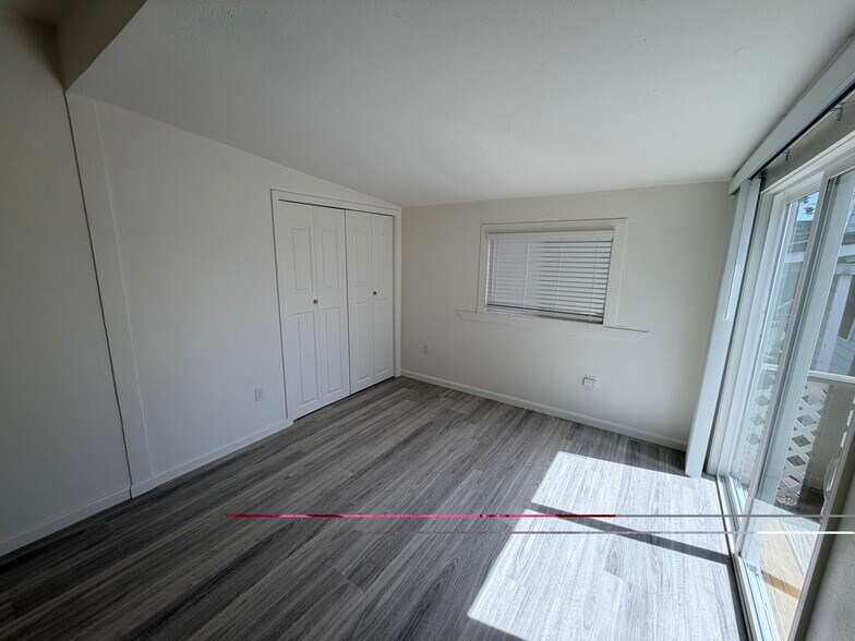 Building Photo - 394 N Livermore Ave