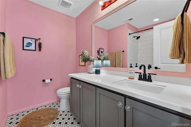Building Photo - 949 N Undergrove Way