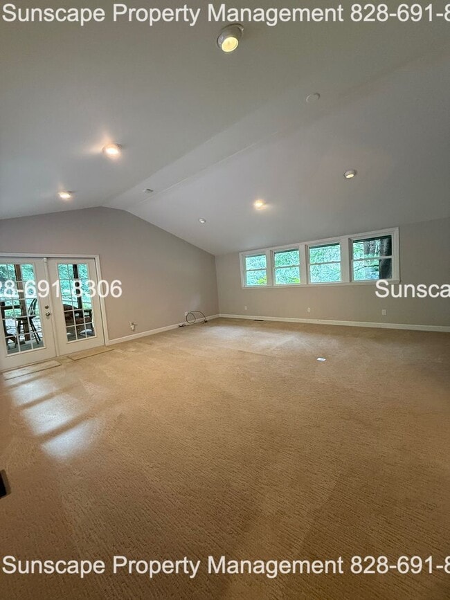 Building Photo - Spacious home in Fairview NC