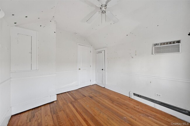 Building Photo - 32 Quaker Hill Rd