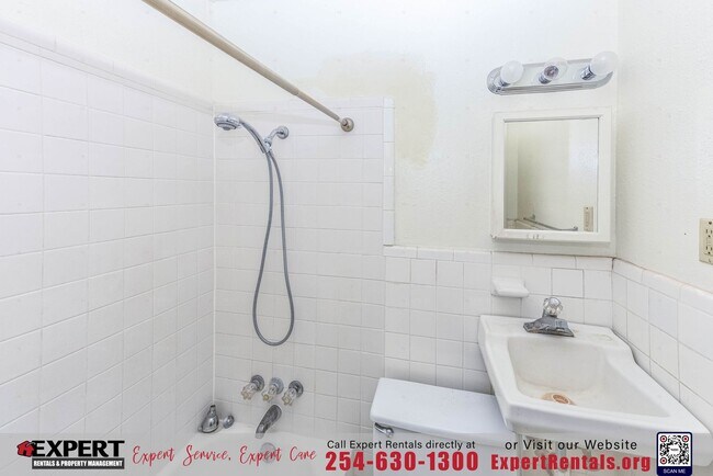 Building Photo - 205 W Avenue A