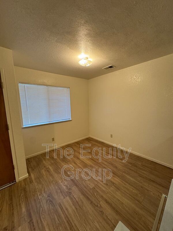 Building Photo - 703 E Noble Ave