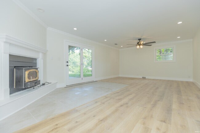Building Photo - 711 Carole Dr