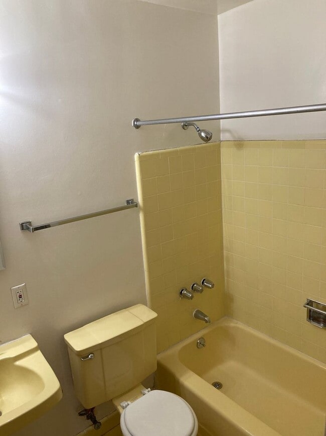 Building Photo - DOWNTOWN ONE BEDROOM CONDO IN GATED BUILDING