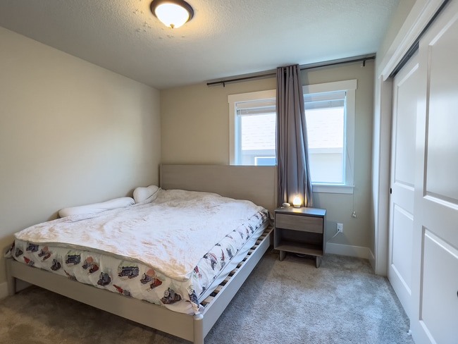 Building Photo - Exceptional 4 Bed + 2.5 Bath House ~  Beth...