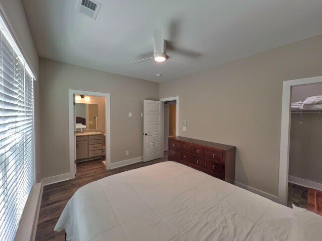 Building Photo - 3925 Overbrook Dr
