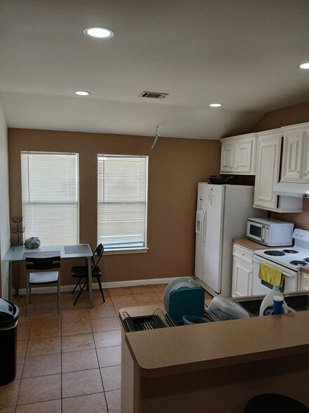 Building Photo - 2322 Shady Pine Dr
