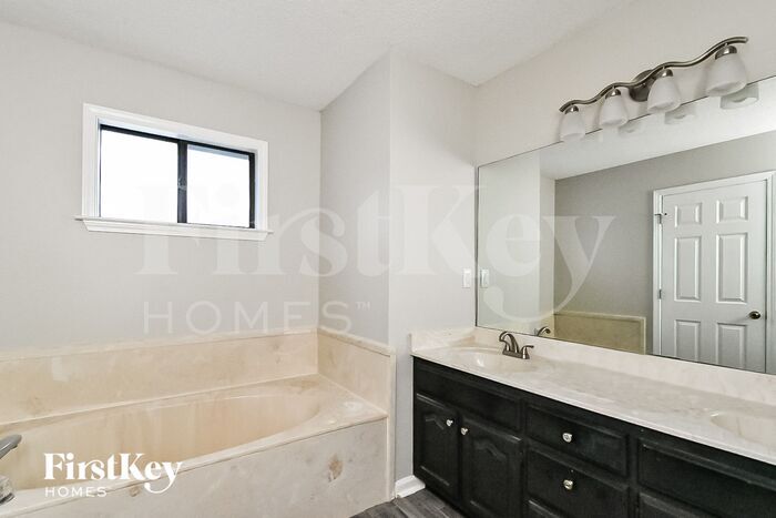 Building Photo - 275 Kings Dr