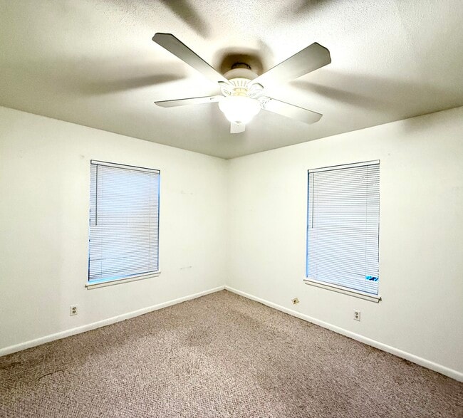 Building Photo - 1000 Hillyer St