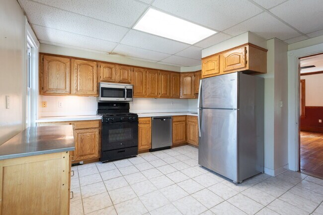 Building Photo - 1400 sf Fairmont Apartment with Washer/Dry...