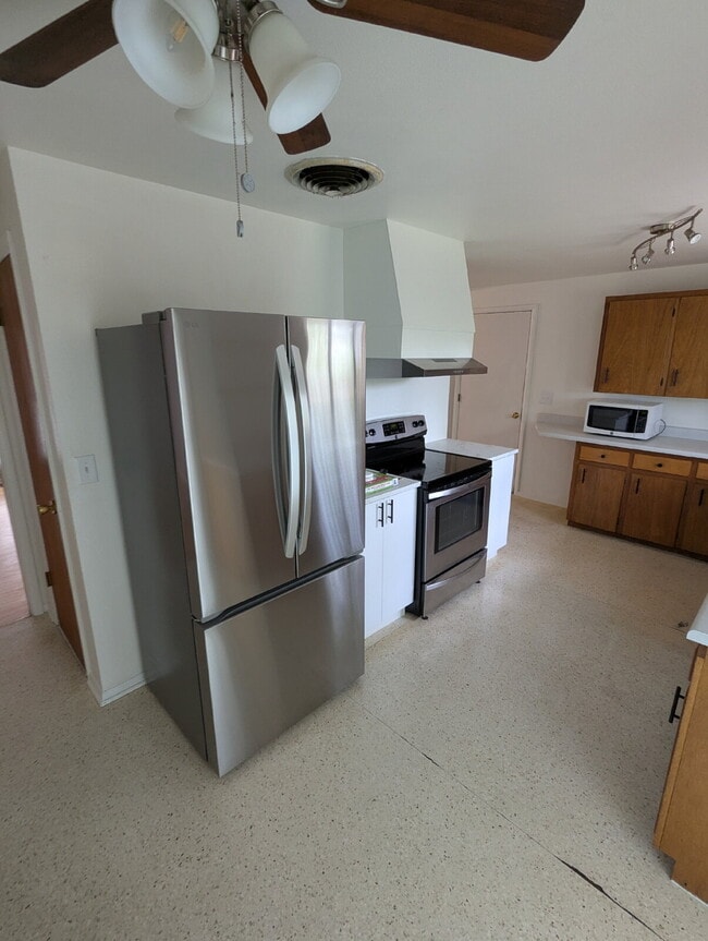 Building Photo - 7070 Beacon Way