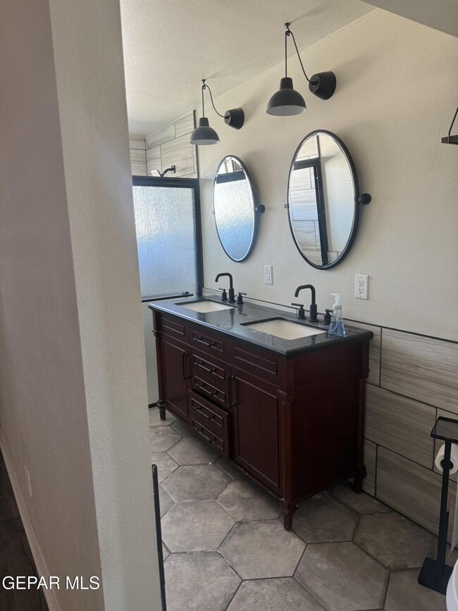 Building Photo - 3437 Kirkwall St