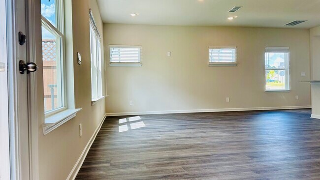 Building Photo - 690 Gabby Pt SW