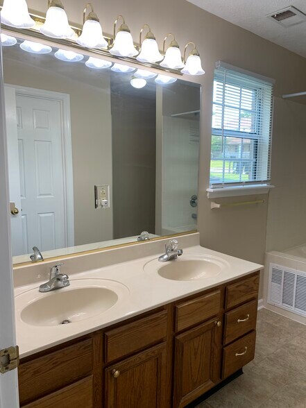 Building Photo - 213 Copperfield Ln