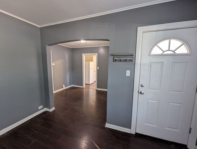 Building Photo - Pretty on Penfield - 3 Bedroom, 1 Bath Cha...