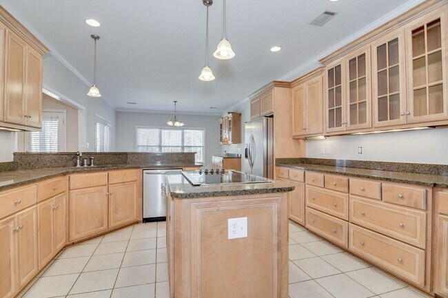 Building Photo - Large House on 3.5 Acres in Harlem