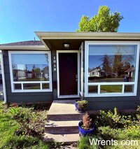 Building Photo - Darling South Hill Home!