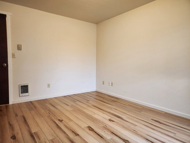 Building Photo - 3 Bedroom Rambler