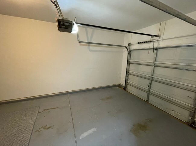 Building Photo - Beautiful 3 Bedroom End-Unit Townhouse