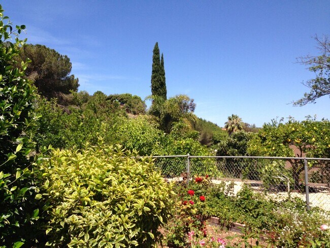 Building Photo - FOR RENT: Charming Single Level House, Pri...