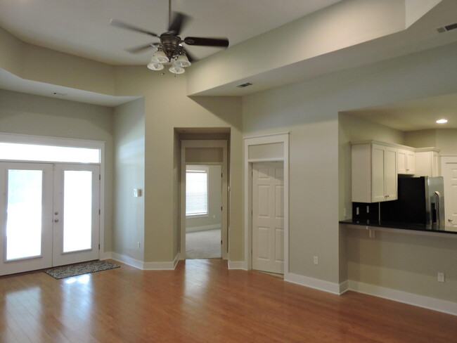 Building Photo - 124 Fairway Dr