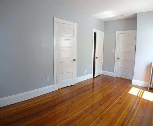 Building Photo - 102 Saxton St