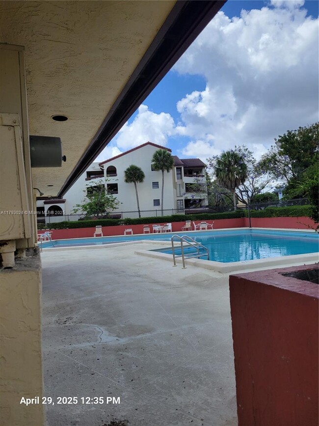 Building Photo - 8860 SW 123rd Ct