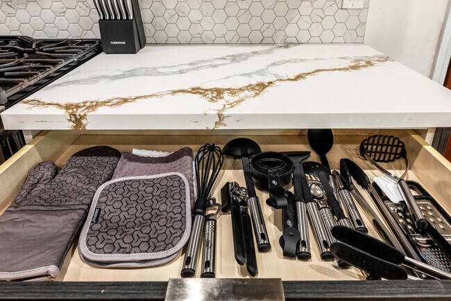 Building Photo - 1400 N Orange Dr