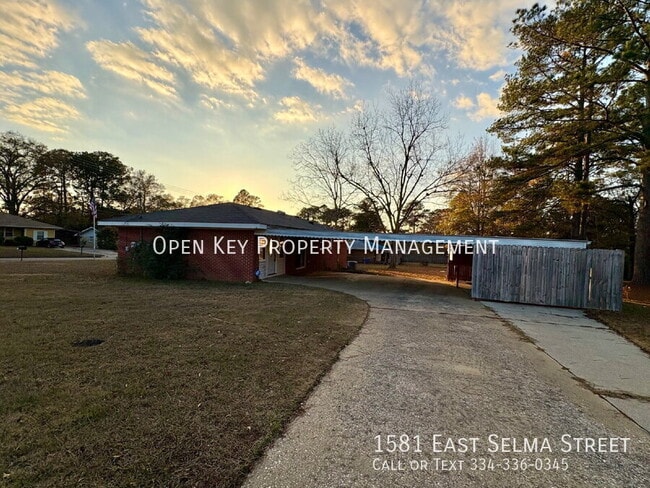 Building Photo - 1581 E Selma St