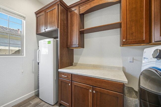 Building Photo - 3930 E Iris Dr