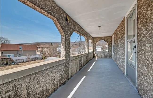 Building Photo - Welcome to this stunning, newly renovated 6-bedroom, 2-bath single-family home, offering the perf...