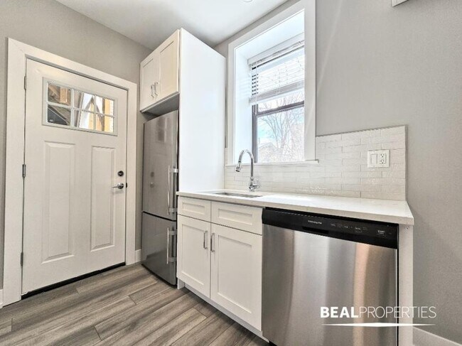 Building Photo - 2 bedroom in CHICAGO IL 60613