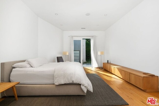 Building Photo - 429 N Lucerne Blvd