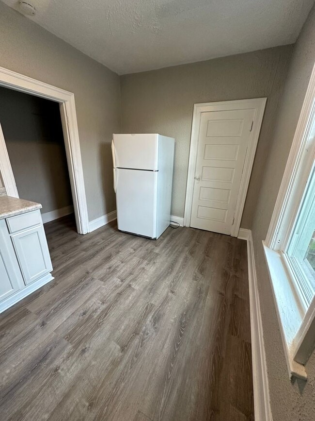 Building Photo - Beautiful Spacious 2 Bedroom Apt. Upstairs Unit in Duplex