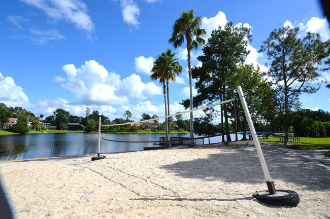 Building Photo - Beautiful 5 Bed 4 Bath Pool Home in the gu...
