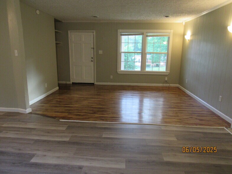 Building Photo - 2215 Macy Ave