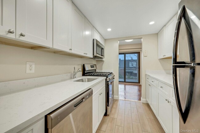 Building Photo - 505 White Plains Rd