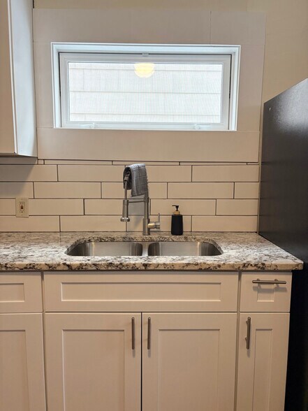 Building Photo - 846 Lafayette Ave NE