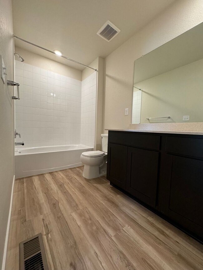 Building Photo - Beautiful newer House in Timnath Lakes!