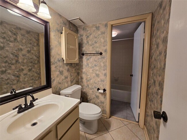 Building Photo - 561 Fairways Cir