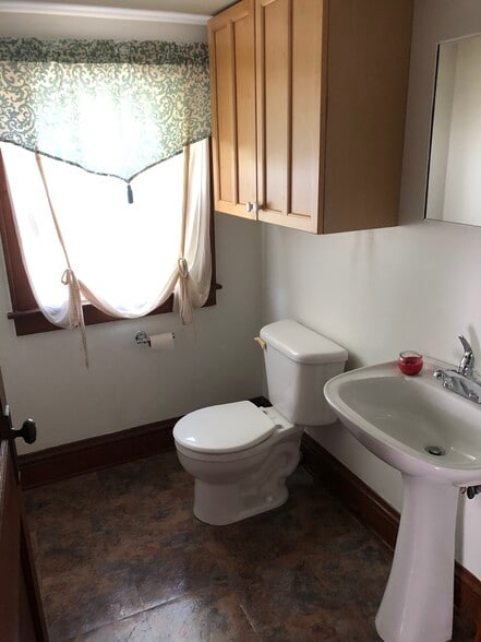 Bathroom - 21 Pogue St