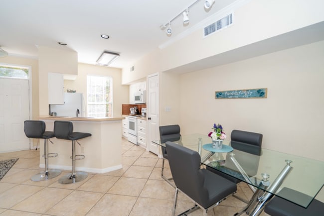 Building Photo - "Charming 2-Bed, 2-Bath Townhouse Retreat in Tampa's Serene White Lake Court!"