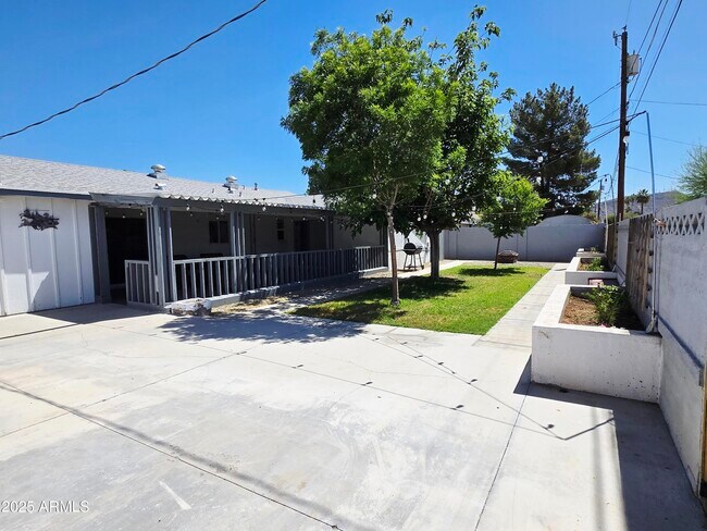 Building Photo - 3039 W Bloomfield Rd