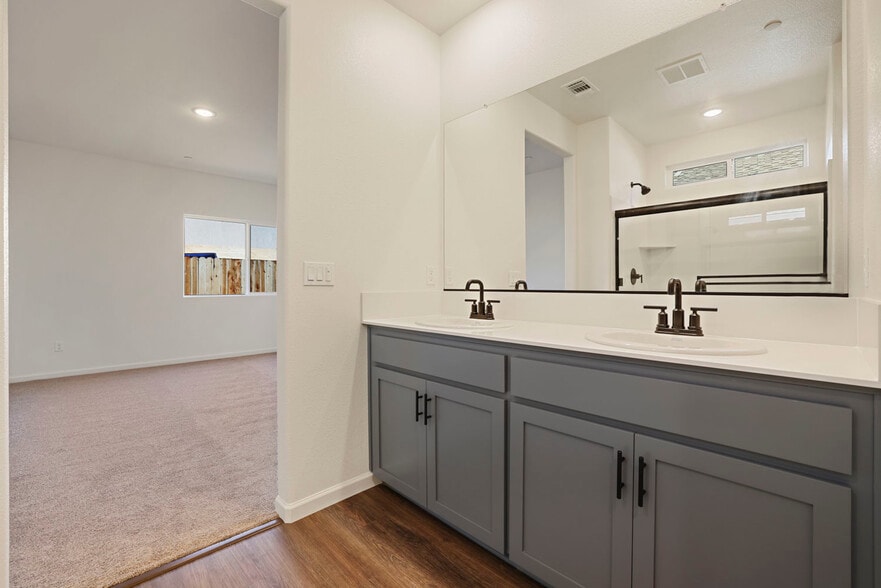 Master Bath - 522 Bedfordshire Dr