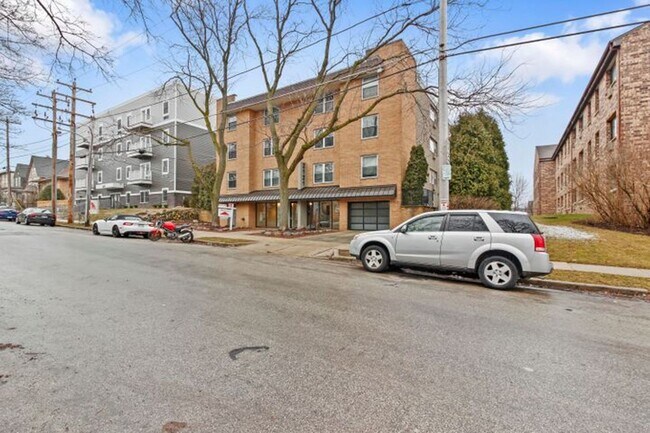 Building Photo - 2121 N Cambridge Ave