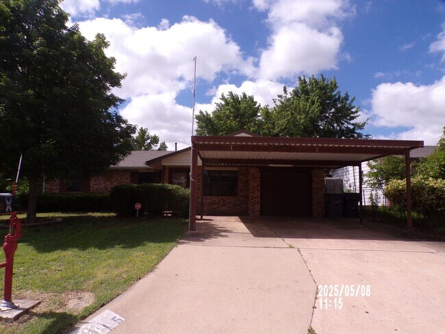 Building Photo - Pioneer Park Area! No Pets!