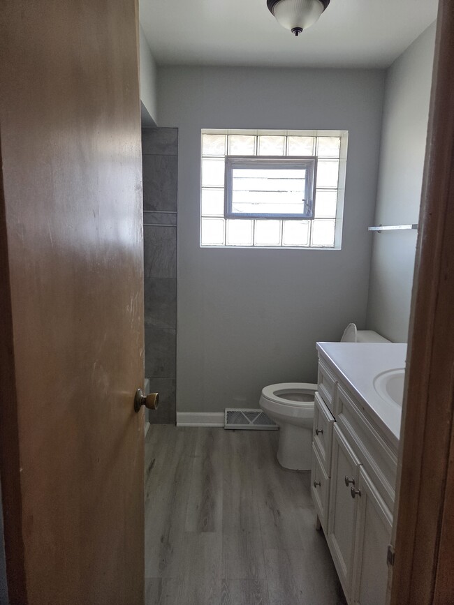 Full bath - 400 Prairie Ave