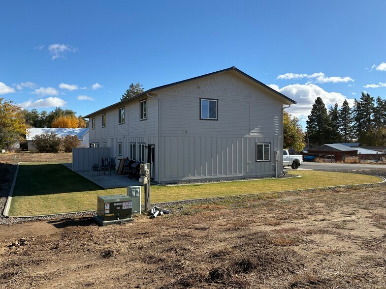 Building Photo - 412 W 1st St