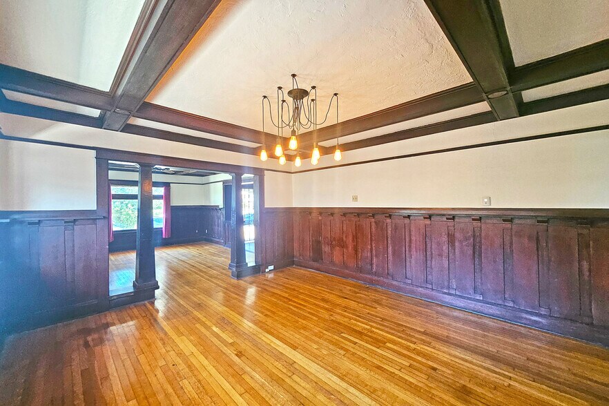 Building Photo - 648 N Heliotrope Dr