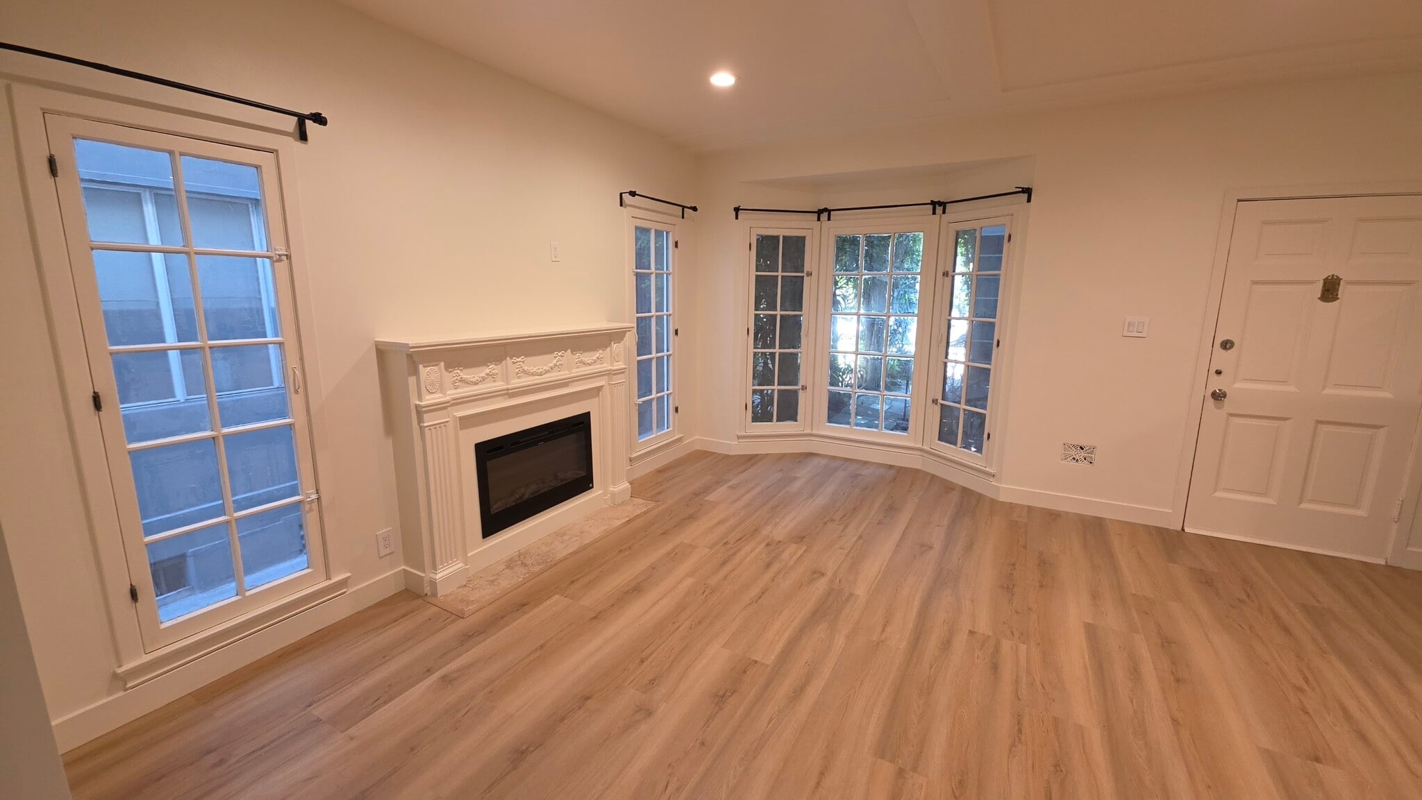 Building Photo - 458 S Roxbury Dr